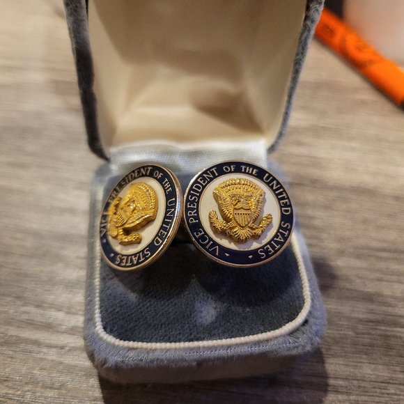 Vice presidential cufflinks. - Picture 1 of 2